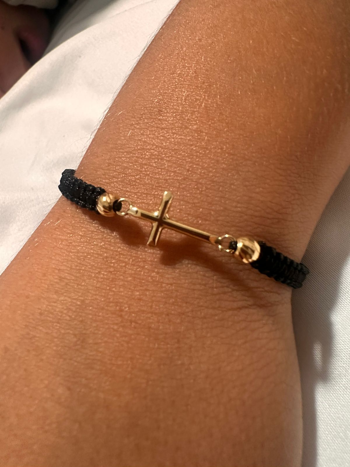 Pulsera tejida con dije Cruz 18k