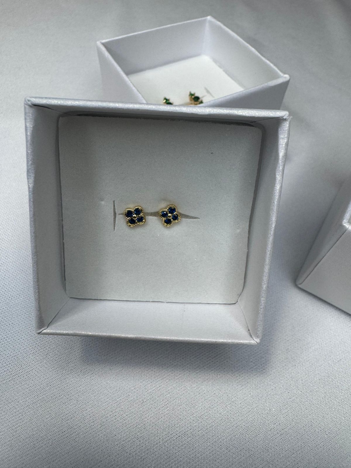 Aretes flor  con zafiros  y oro de 18k